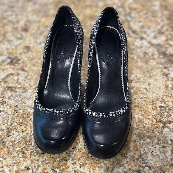 Nine West Round Toe Spectator Pump - Picture 2 of 5